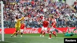 Đội tuyển Nga đã ghi bàn thắng đầu tiên ở phút 12, dẫn trước 1 - 0 nhờ công của cầu thủ Yuri Gazinskiy.