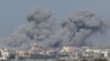 Edificios destruidos envueltos en densas humaredas se observan en la Franja de Gaza desde el sur de Israel el 6 de diciembre de 2023.
