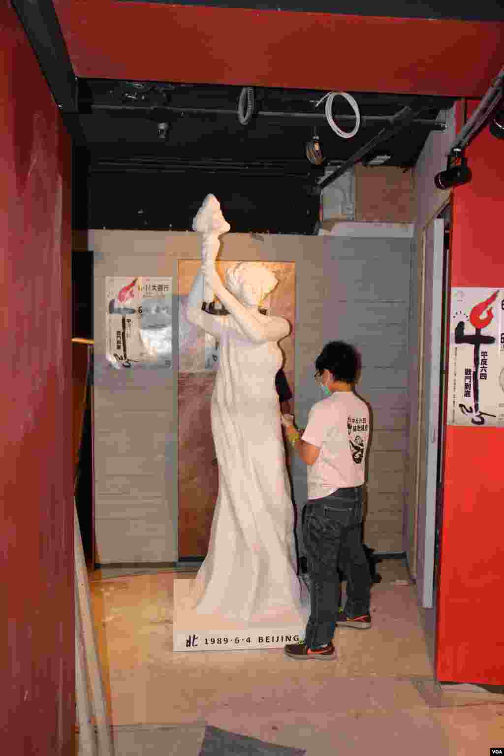 香港支聯會將民主女神像運送到六四紀念館豎立(美國之音圖片/海彥拍攝)