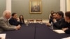 Los senadores Ben Cardin y Marco Rubio hablan con el embajador del gobierno encargado de Venezuela en Estados Unidos, Carlos Vecchio, y el embajador de Colombia en Washington, Francisco Santos.