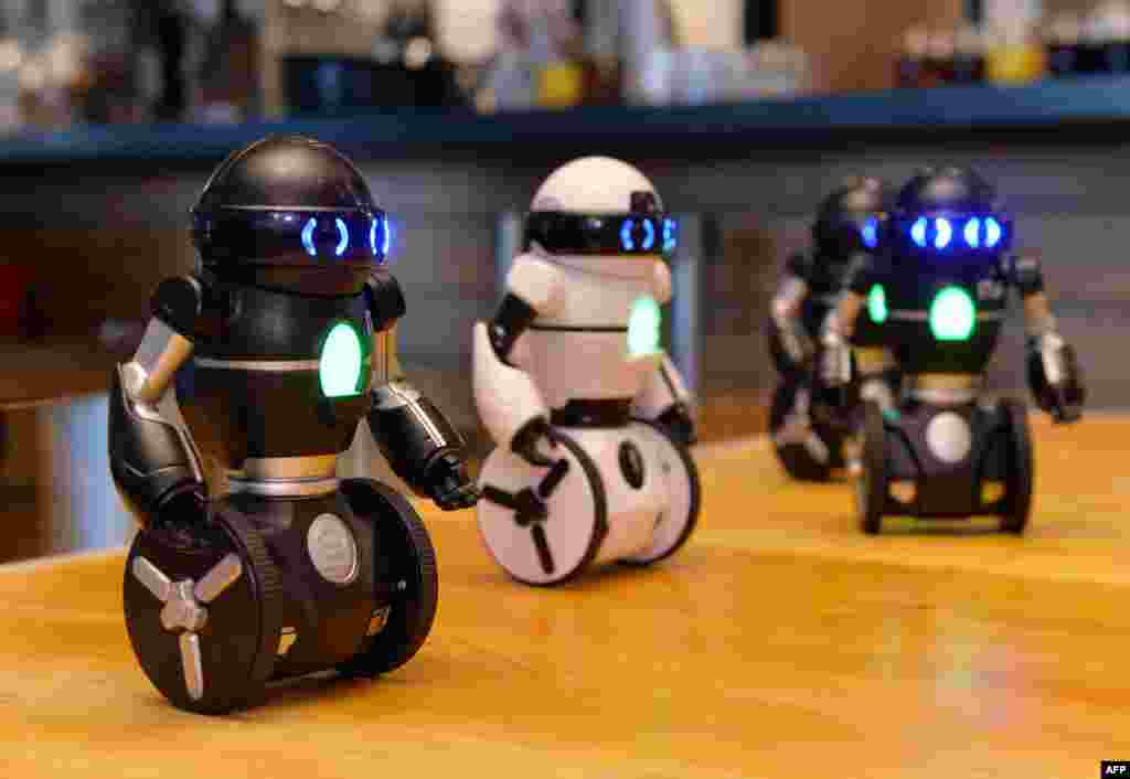Perusahaan boneka Jepang memperkenalkan robot boneka beroda dua "MiP" di Tokyo. Robot setinggi 19cm ini dapat menari dan berlari yang dioperasikan dengan ponsel pintar (smartphone).