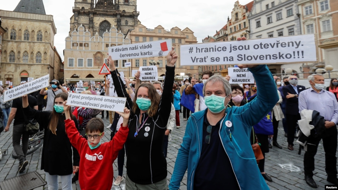 Arhiva - Demonstranti pozivaju češkog premijera Andreja Babiša da podnese ostavku, u Pragu, Češka Republika, 9. juna 2020.