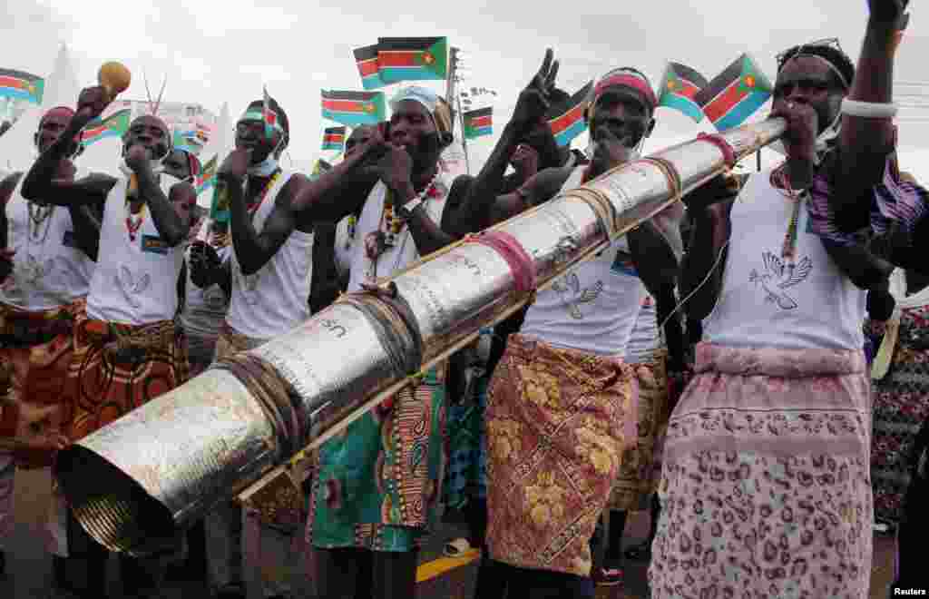 Civilians celebrate the signing of peace agreement between the Sudan's transitional government and revolutionary movements to end decades-old conflict, in Juba, South Sudan, Oct. 3, 2020.