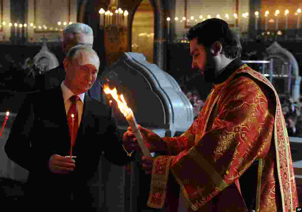 Presiden Rusia Vladimir Putin menghadiri kebaktian Paskah di Katedral Kristus Juru Selamat di Moskow. 