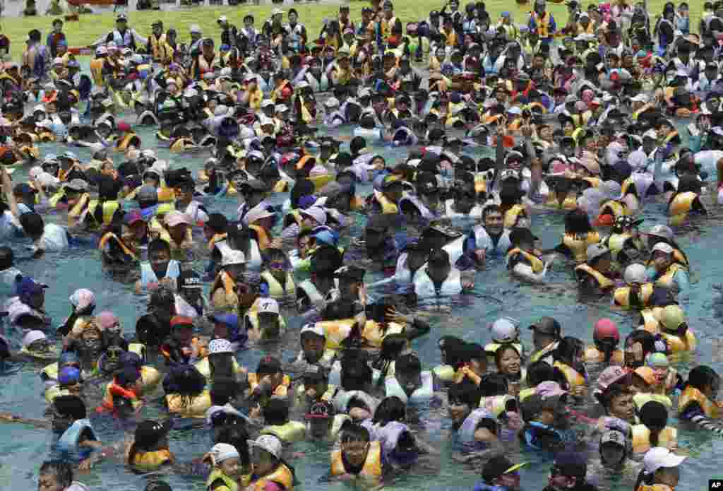 Warga Korea Selatan memenuhi kolam renang di Yongin, untuk mendinginkan diri dari udara yang sangat panas. 