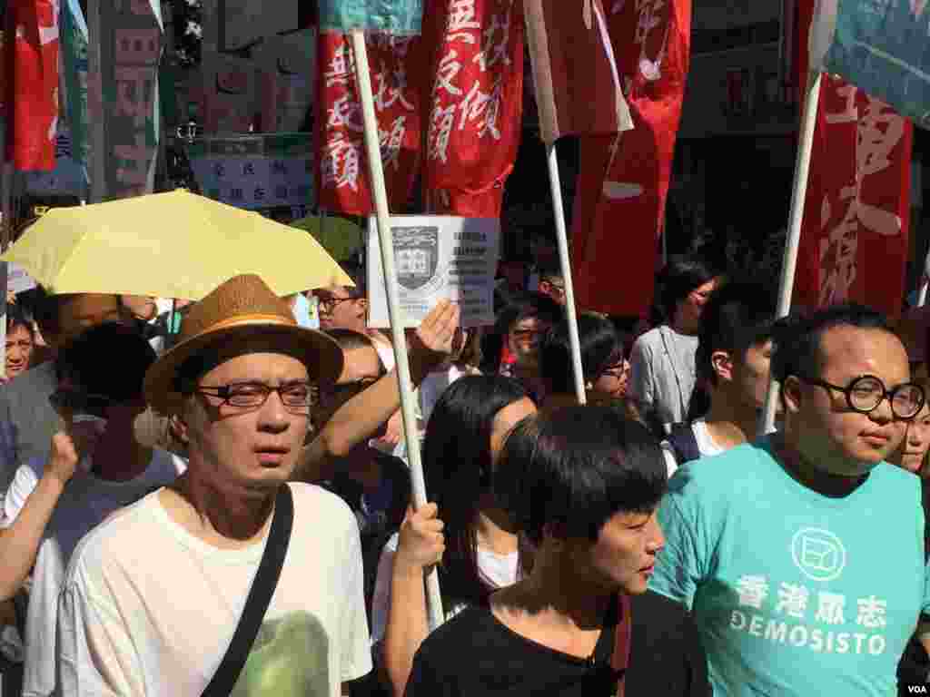 香港社民连等多个政党和团体，周日下午发起从湾仔至中环终审法院的大游行，声援被上诉庭加刑重判的闯立法会案13位抗争者及闯公民广场案双学三子