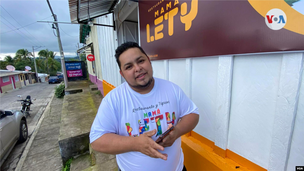 Saúl Díaz, comerciante de Restaurante y Típicos Mamá Letty, en el casco urbano de Chiltiupán, El Salvador.