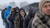 Arhiva - Migranti u redu čekaju besplatan obrok dok pada sneg, ispred prostorija carine, Beograd, Srbija 18. januar 2017. (REUTERS/Marko Djurica - RTSW2DA)