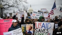 Biểu tình chống chính quyền Donald Trump đóng cửa Cơ quan Phát triển Quốc tế Hoa Kỳ (USAID), tại Điện Capitol ở Washington, DC, ngày 5/2/2025.