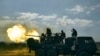 Soldados ucranianos disparan un cañón en Bájmut, en el este de Ucrania, donde continúan los combates con las fuerzas rusas el 15 de mayo de 2023.