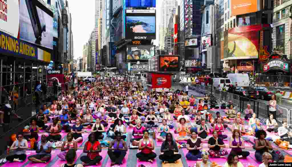 Ratusan warga melakukan yoga di kawasan Times Square di kota New York.