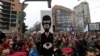 Demonstrant drži transparent sa likom premijera Aleksandra Vučića pod kapom "fantomkom" tokom "Protesta protiv diktature", u Beogradu, 8. aprila 2017. (AP Photo/Darko Vojinovic)