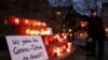 Una persona enciende una vela en una vigilia organizada por el grupo activista #wirgebendenToteneinGesicht (Le damos un rostro a los muertos) en honor a los muertos por COVID-19, en Berlín, Alemania, el 13 de diciembre de 2020. 