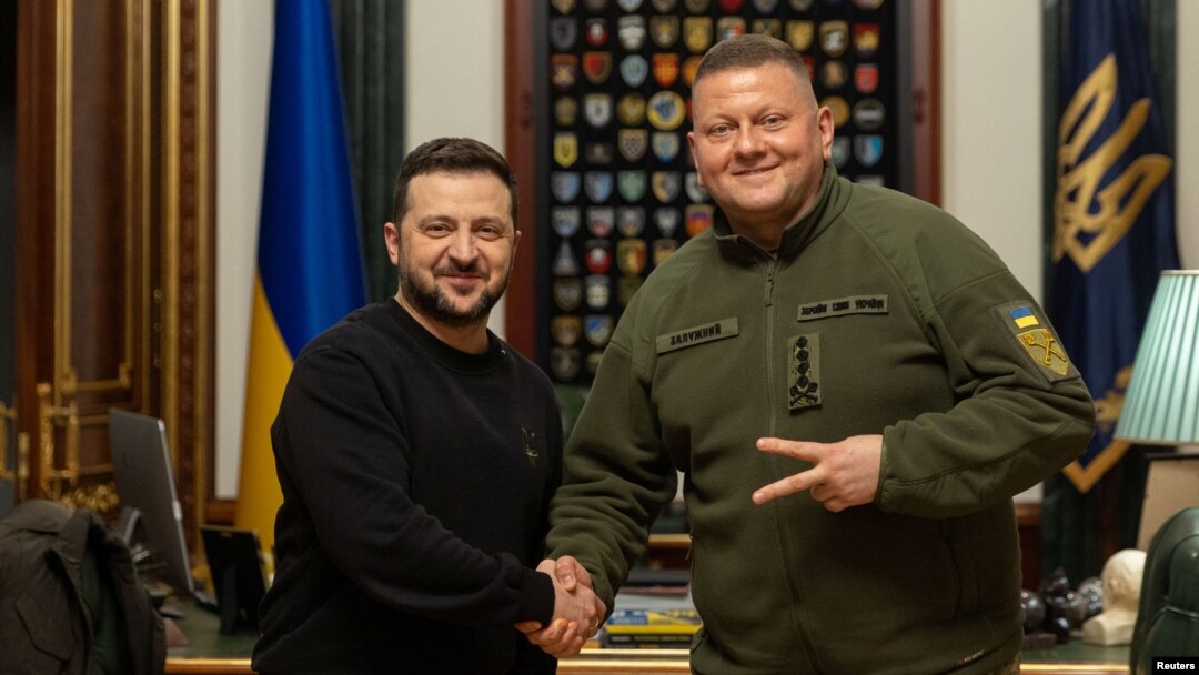 Ukrajinski predsednik Volodimir Zelenski i bivši komandat Oružanih snaga Ukrajine Valeri Žaluzni tokom susreta u Kijevu (Ukrainian Presidential Press Service/Handout via REUTERS)