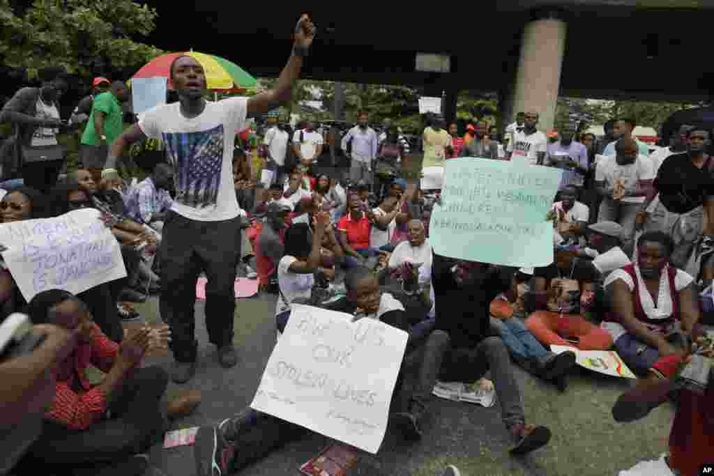 Manifestantes apelam ao Governo que salve as raparigas raptadas da escola de Chibok, Lagos, Nigeria, Maio 1, 2014.