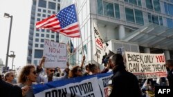 Familiares y partidarios de los rehenes israelíes tomados por militantes palestinos durante el ataque del 7 de octubre en el sur de Israel realizan una manifestación en Tel Aviv el 9 de enero de 2024, durante la visita del Secretario de Estado de Estados Unidos, Antony Blinken.