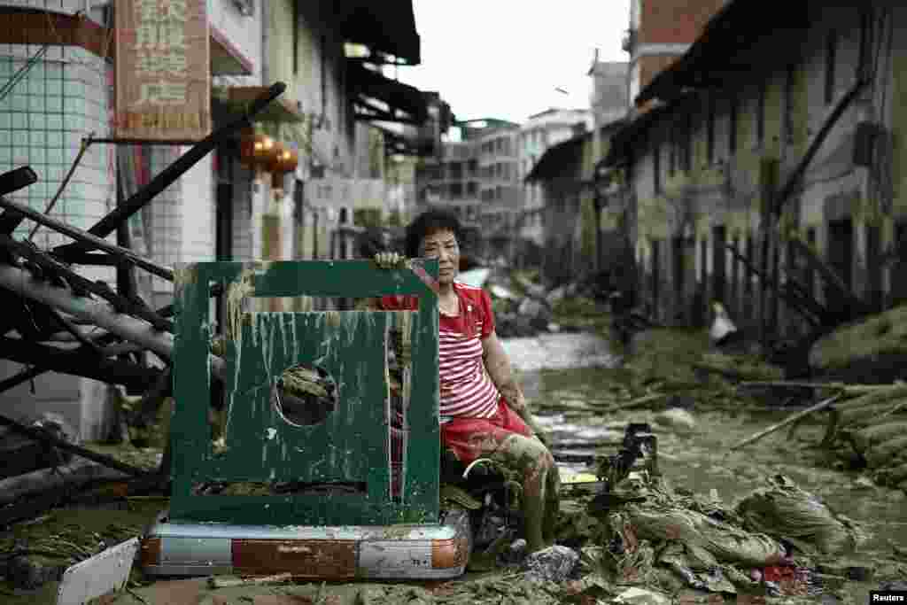 Seorang perempuan duduk termangu pasca topan Nepartak melanda kampungnya di Minqing, Fujian, China.