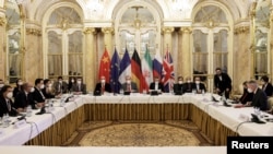 Naibu Katibu Mkuu wa EEAS inayoshughulikia Huduma za Nje za Ulaya, Enrique Mora na Mkuu wa Mazungumzo ya Nyuklia wa Iran Ali Bagheri Kani na wajumbe waKisubiri kuanza mkutano wa JCPOA, Vienna, Austria Disemba 17, 2021EU Delegation in Vienna/EEAS/Handout via REUTERS 