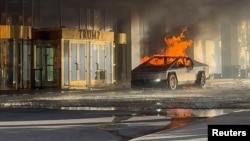 Las llamas se elevan desde un Tesla Cybertruck después de que explotó afuera del Trump International Hotel Las Vegas, en Las Vegas, Nevada, EE. UU., el 1 de enero de 2025, en esta captura de pantalla tomada de un video de las redes sociales.