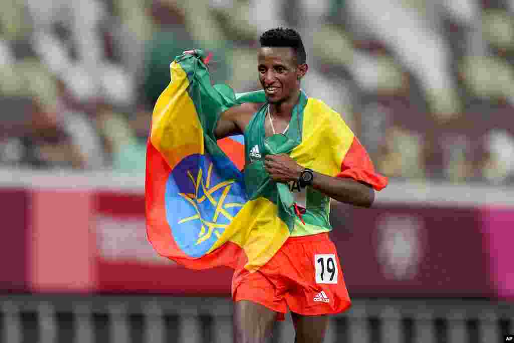 Selemon Barega, of Ethiopia, celebrates after winning the men's 10,000-meter run at the 2020 Summer Olympics, Friday, July 30, 2021, in Tokyo.(AP Photo/Petr David Josek)
