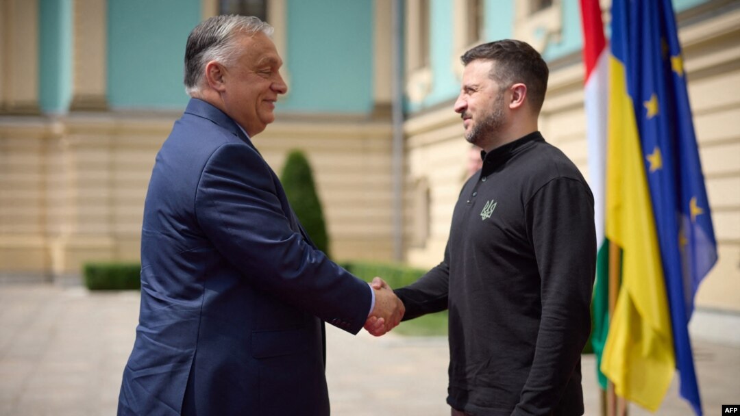 Mađarski premijer Viktor Orban rukuje se sa ukrajinskim predsjednikom Volodimirom Zelenskim tokom posjete Kijevu (Foto: Handout / UKRAINIAN PRESIDENTIAL PRESS SERVICE / AFP)