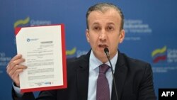 Tareck El Aissami, ex ministro de varias carteras ejecutivas en Venezuela, habla a la prensa en Caracas, en septiembre de 2022.