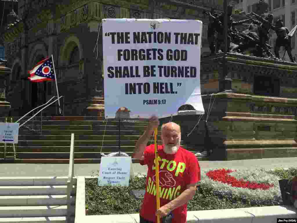 Willard Manning dari West Monroe, Louisiana, menyebut dirinya "Nabi Tuhan" dan membawa plakat di lapangan publik di pusat kota Cleveland (18/7).