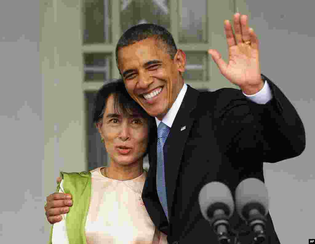 19/11/2012: Tổng thống Hoa Kỳ Barack Obama ôm bà Aung San Suu Kyi khi gặp các nhà báo tại tư thất của bà ở Miến Điện. Lần đâu tiên Miến Điện có một tổng thống Mỹ đến thăm. (AP Photo/Pablo Martinez Monsivais, File)