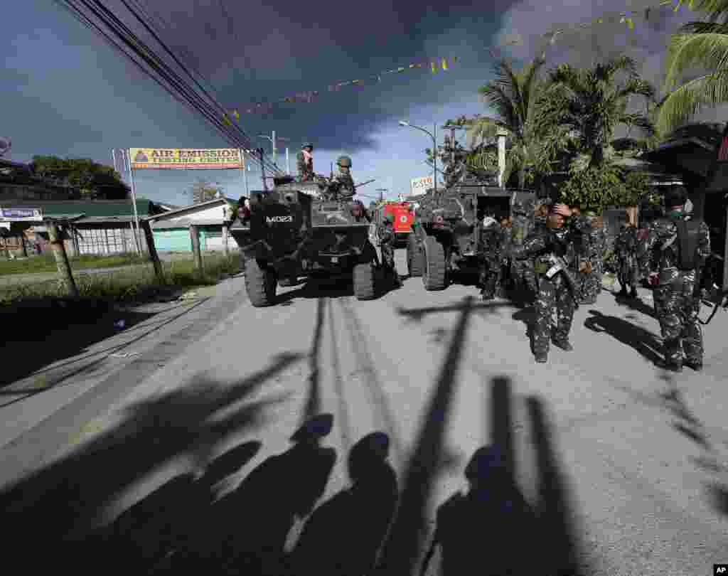 Pasukan pemerintah bersiap menyerang para pemberontak Muslim di Zamboanga, Filipina (13/9). (AP/Bullit Marquez)