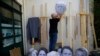 Mtu akiweka sura ya Rais Donald Trump to a wakati wa matayarisho ya maandamano dhidi ya mkutano wa G-7 karibu eneo la Hendaye Ufaransa. A man fixes an image of President Donald Trump to a wooden pole as he prepares for an anti-G-7 demonstration at a camp near Hendaye, France Friday, Aug. 23, 2019. U.S. President Donald Trump will join host French President Emmanuel Macron and the leaders of Britain, Germany, Japan, Canada and Italy for the annual G-7 summit in the nearby elegant resort town of Biarritz. Sura za viongozi wengine kutoka kushoto ni Chansela wa Ujerumani Angela Merkel, Waziri Mkuu wa Canada Justin Trudeau, Waziri Mkuu wa UIngereza Boris Johnson, Waziri Mkuu wa Japan Shinzo Abe, Waziri Mkuu wa Italia Giuseppe Conte na Rais wa Ufaransa President Emmanuel Macron. (AP Photo/Francois Mori)
