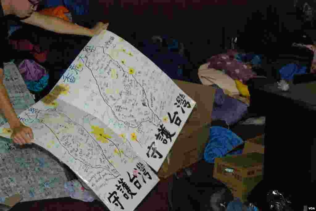 台灣佔領立法院的學生在撤出前,收拾香港多間大專院校學生簽名支持台灣太陽花學運的大型紙板