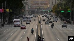 Foto de archivo. Peatones cruzan la Avenida Bolívar en Caracas, Venezuela, el domingo 18 de febrero de 2024. (Foto AP/Matías Delacroix)