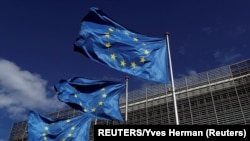 Zastave EU ispred sedišta Evropske komisije u Briselu