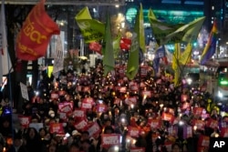 Demonstranti tokom protesta se kreću do sedišta južnokorejskog predsednika