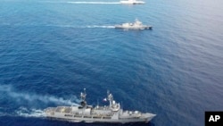 美菲海軍2023年11月23日在西菲律賓海舉行聯合巡邏演習。