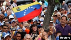 Los partidarios del líder opositor venezolano Juan Guaidó participan en una sesión de la Asamblea Nacional en una plaza pública en Caracas, Venezuela. Foto: Reuters.