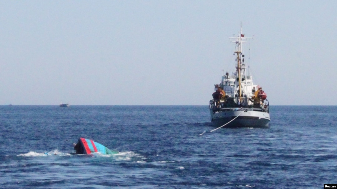 A Vietnamese boat (L) which was rammed and then sunk by Chinese vessels near disputed Paracels Islands. (File photo)
