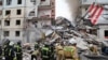 Servicios de emergencia rusos en el sitio de un edificio colapsado por un ataque de misiles ucranianos en Belgorod, Rusia, el 12 de mayo de 2024.