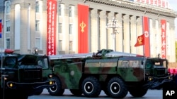 지난 2015년 10월 평양 김일성 광장에서 열린 노동당 창건 70주년 열병식에서 스커드 단거리탄도미사일이 이동식발사대에 실려있다.