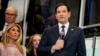 El recién confirmado Secretario de Estado de EEUU, Marco Rubio, habla junto a su esposa, Jeanette Dousdebes Rubio, en el Departamento de Estado en Washington, el 21 de enero de 2025.
