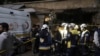 Trabajadores de los Cascos Blancos buscan víctimas tras la explosión de un coche bomba en un bullicioso mercado el domingo 31 de marzo de 2024 en la madrugada, en Azaz, Siria, una ciudad noroccidental controlada por Turquía. [Cascos Blancos/Defensa Civil Siria vía AP]