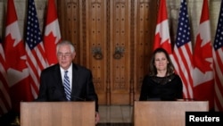 Ngoại trưởng Mỹ Rex Tillerson (trái) và Ngoại trưởng Canada Chrystia Freeland tại một cuộc họp báo chung ở Quốc Hội Canada, Ottawa, Ontario, ngày 19/12/2017.