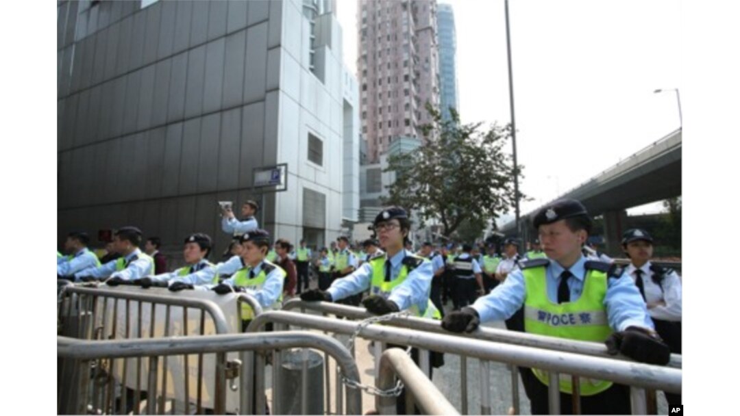 大批警員中聯辦前把守