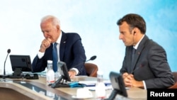 Rais wa Marekani Joe Biden,(kushoto) ,na mwenzake wa Ufaransa Eammanuel Macron kwenye picha ya awali .