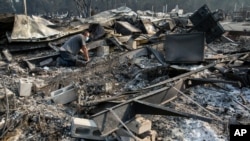 Jon Marshall observa los restos de su casa cerca del parque de casa móviles Coleman Creek Estates, en Phoenix, Oregón, el jueves 10 de septiembre de 2020. El área fue destruida por un incendio forestal.