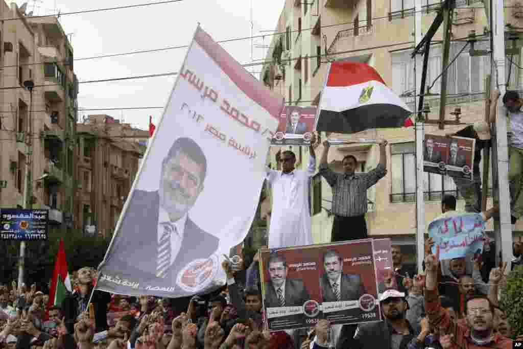 Supporters of Egyptian President Mohammed Morsi gather outside the presidential palace in Cairo, Egypt, November 23, 2012.