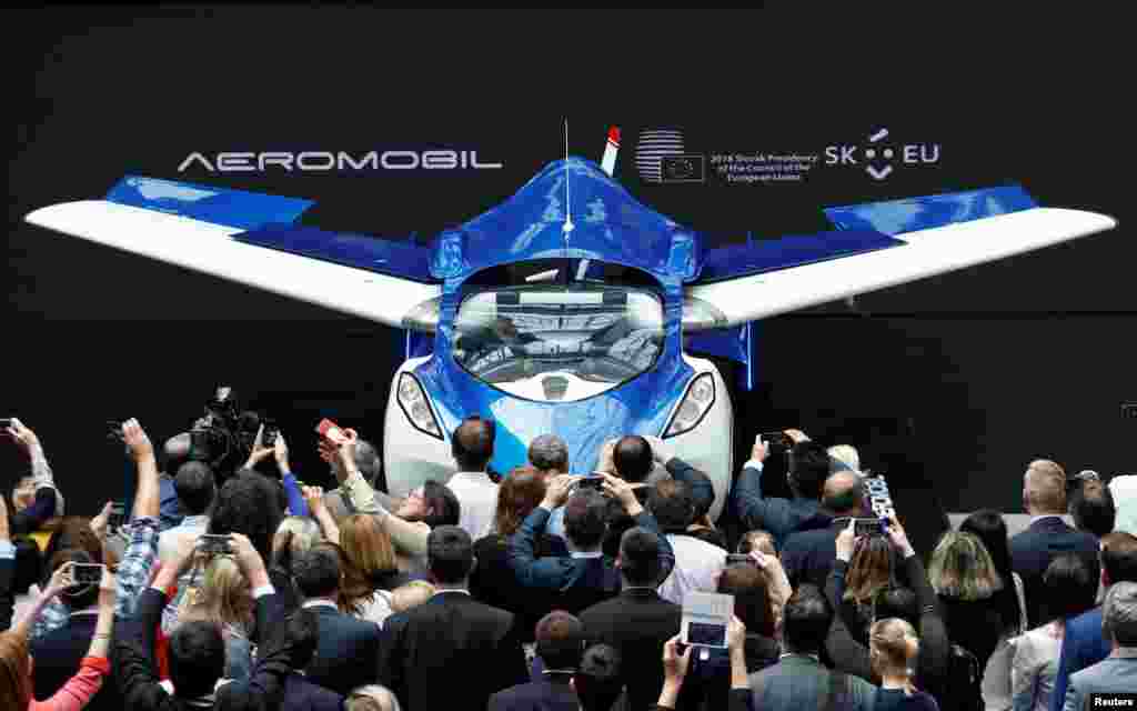 AeroMobil, sebuah prototipe mobil terbang masa depan, dipamerkan di Brussels, Belgia.