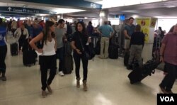 El aeropuerto internacional de Miami registra un importante aumento de viajeros luego de las órdenes de evacuación emitidas para residentes del Sur de la Florida por la amenaza del huracán Irma. Foto: Gesell Tobías, VOA Sept. 7, 2017.