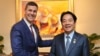 ARCHIVO - El presidente de Paraguay, Santiago Peña, a la izquierda, y el entonces vicepresidente taiwanés, Lai Ching-te, se estrechan la mano durante la visita de Lai a Paraguay, en Asunción el 14 de agosto de 2023.
