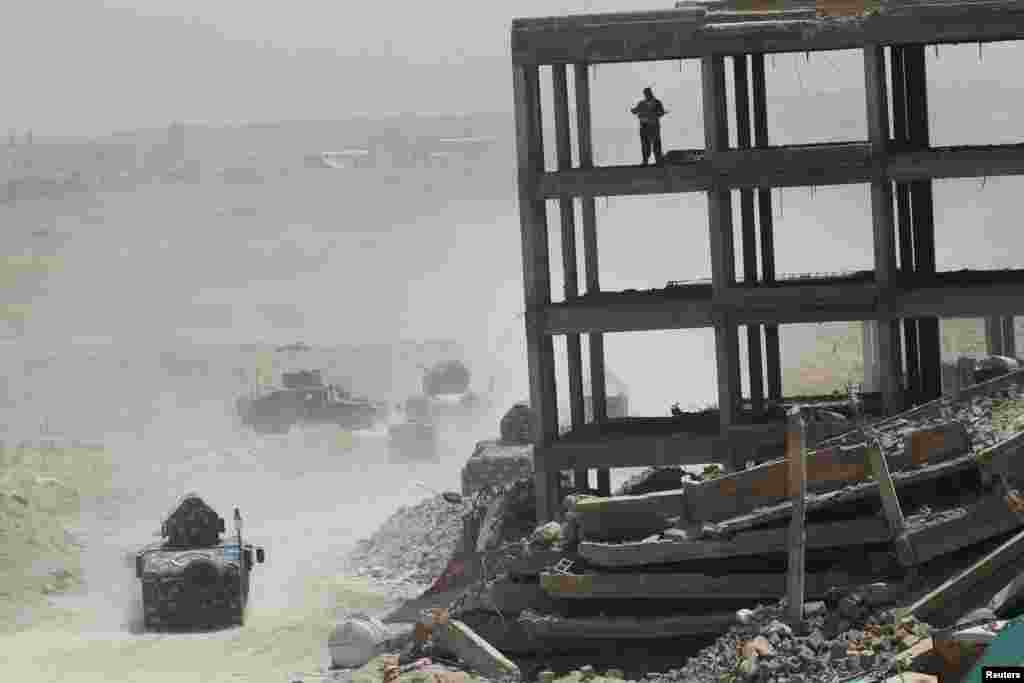 Kendaraan-kendaraan militer pasukan Irak di pinggiran Fallujah mengepung posisi militan ISIS.